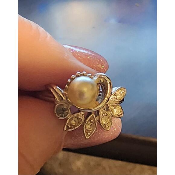 Vintage Avon Faux Pearl Silver Tone Ring - Size 5 US - Picture 1 of 4